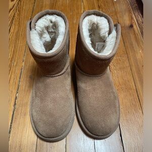 UGG Jona boot sz 2 kids